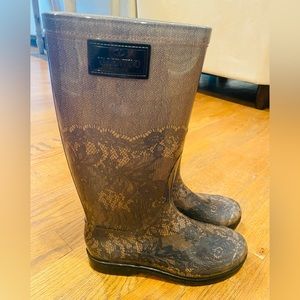 Valentino size 39 (fits like an 8 to 8.5) rain boots. Gray laced design